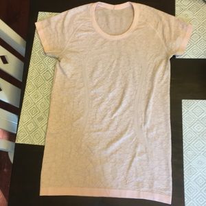 Women’s Lululemon shirt sleeve t